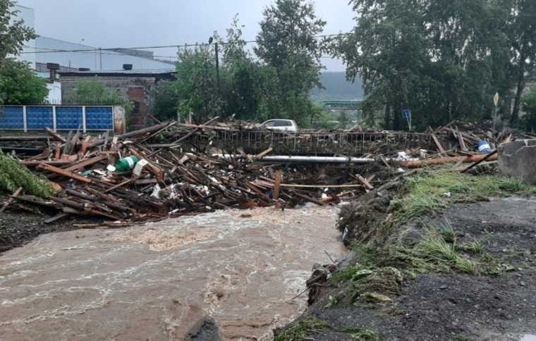 Первые данные об ущербе в затопленном свердловском городе. Более 200 пострадавших, разрушены 4 моста