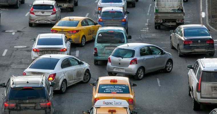 Депутат Госдумы призвал разрешить работать таксистами только россиянам