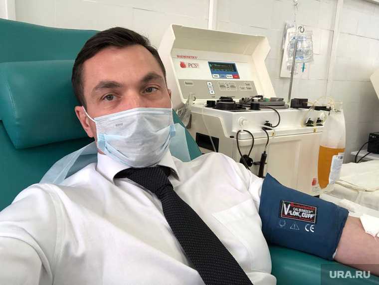 Председатель КСП Челябинской области Алексей Лошкин сдает плазму крови с антителами к коронавирусу