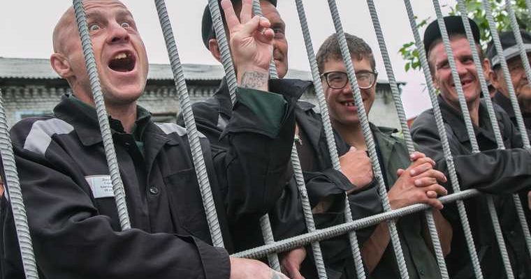 заключенных увезут за город