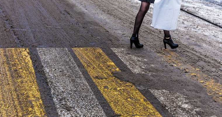 сотрудник консульства сбил девушку на пешеходном переходе