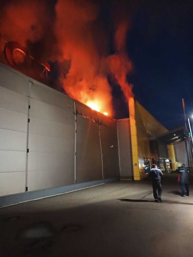 В Рязани произошел крупный пожар в торговом центре. Фото, видео