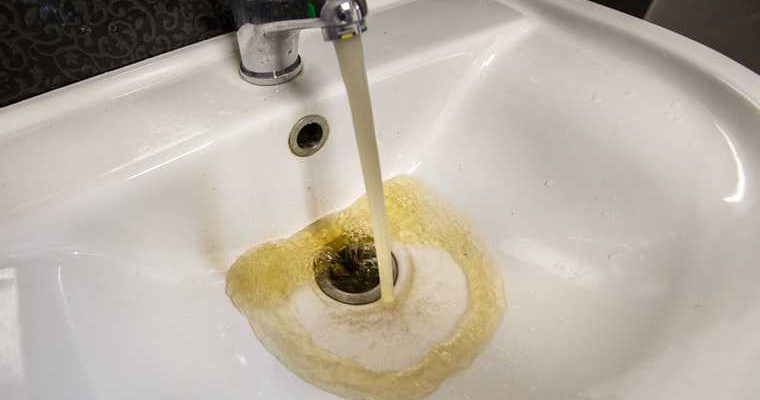 мутная грязная горячая вода