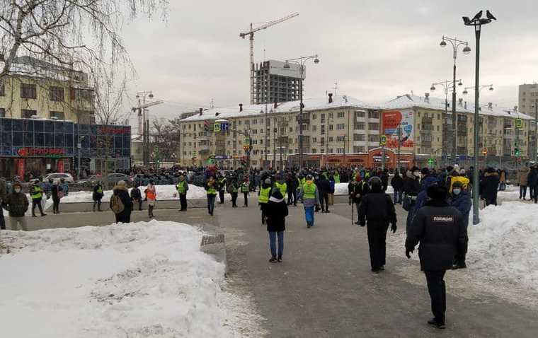В Екатеринбурге начались массовые задержания протестующих. Фото, видео