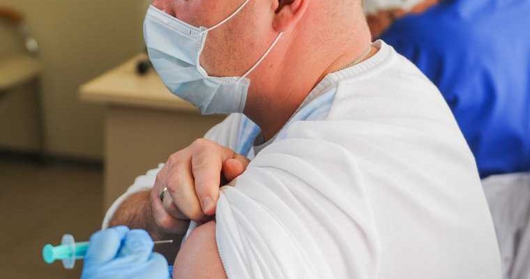 вакцинация Россия прививка рекомендации иммунологи когда лучше делать