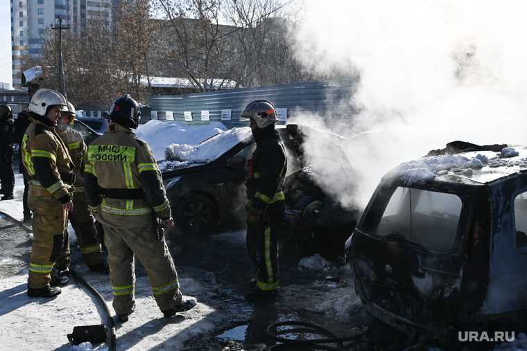 Сгорели машины у Исети