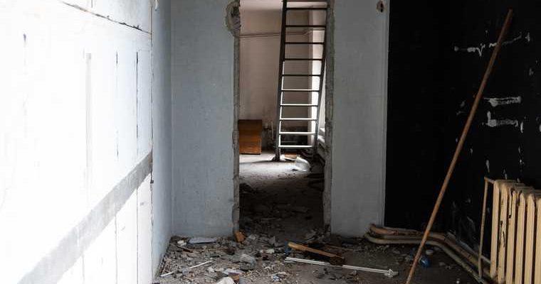 курганца прибило дверью