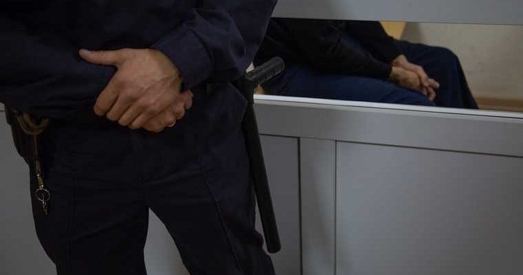 держал на цепи