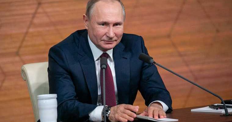 Путин обнял девушку перед которой робел