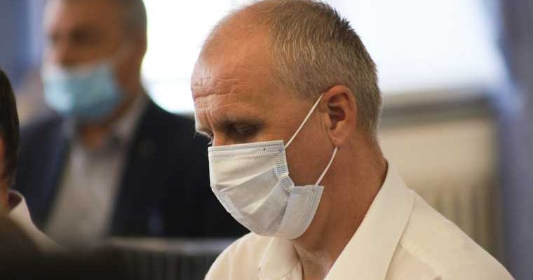 ушел в отставку