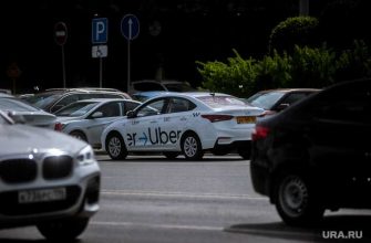 водитель такси въехал в толпу