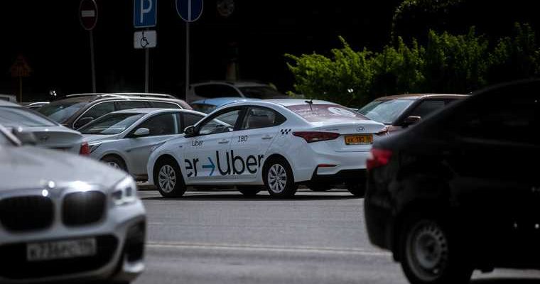 водитель такси въехал в толпу