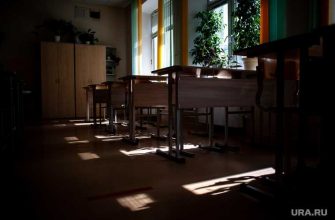Березники нападение на учителя школа Пермский край ученик напал на учителя с ножом первые кадры с места произшествия