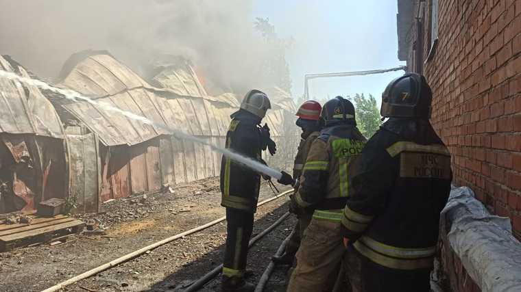 В Екатеринбурге горит ангар на заводе. Фото, видео