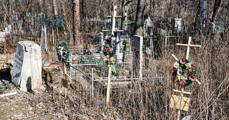 Свалка на городском кладбище Ишима