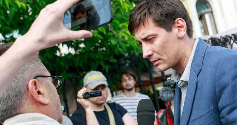 Дмитрий Гудков уехал из России уголовное дело Гудкова задержали отъезд на украину выборы в госдуму неуплата долга договор аренды государственная дума выборы 2021 партия яблоко