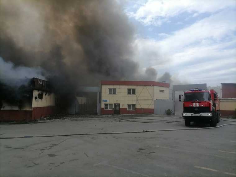 В Челябинске горят склады сыроварни. Фото