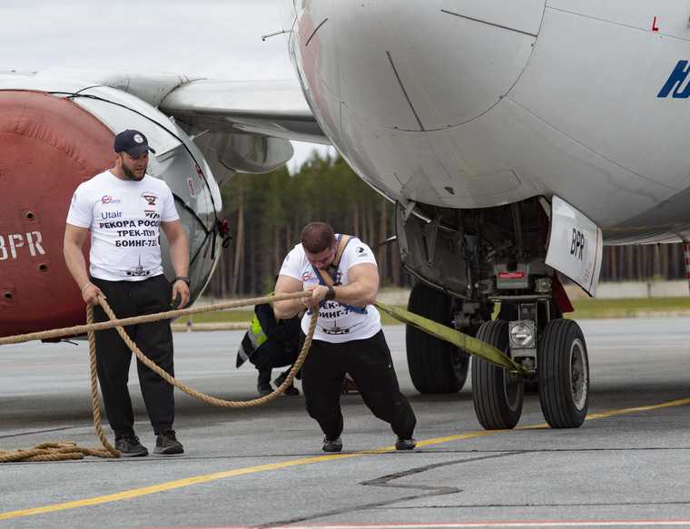 Житель ХМАО протащил сорокатонный самолет и установил рекорд. Видео, фото