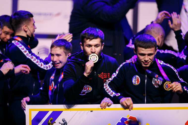 Боксеры спустя 15 лет вернули на Урал почетную награду. Видео