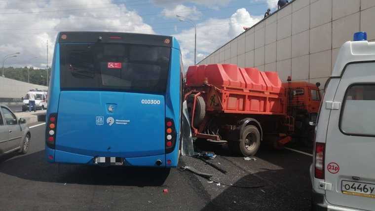 Беременная россиянка пострадала в аварии с грузовиком и автобусом. Видео