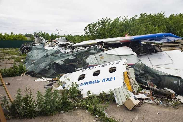 Обломки Boeing Дамира Юсупова до сих пор лежат на месте аварии. Их никто не охраняет