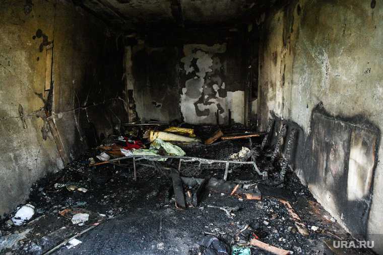 Последствия пожара в жилом доме на улице Стахановская, 51а. Екатеринбург
